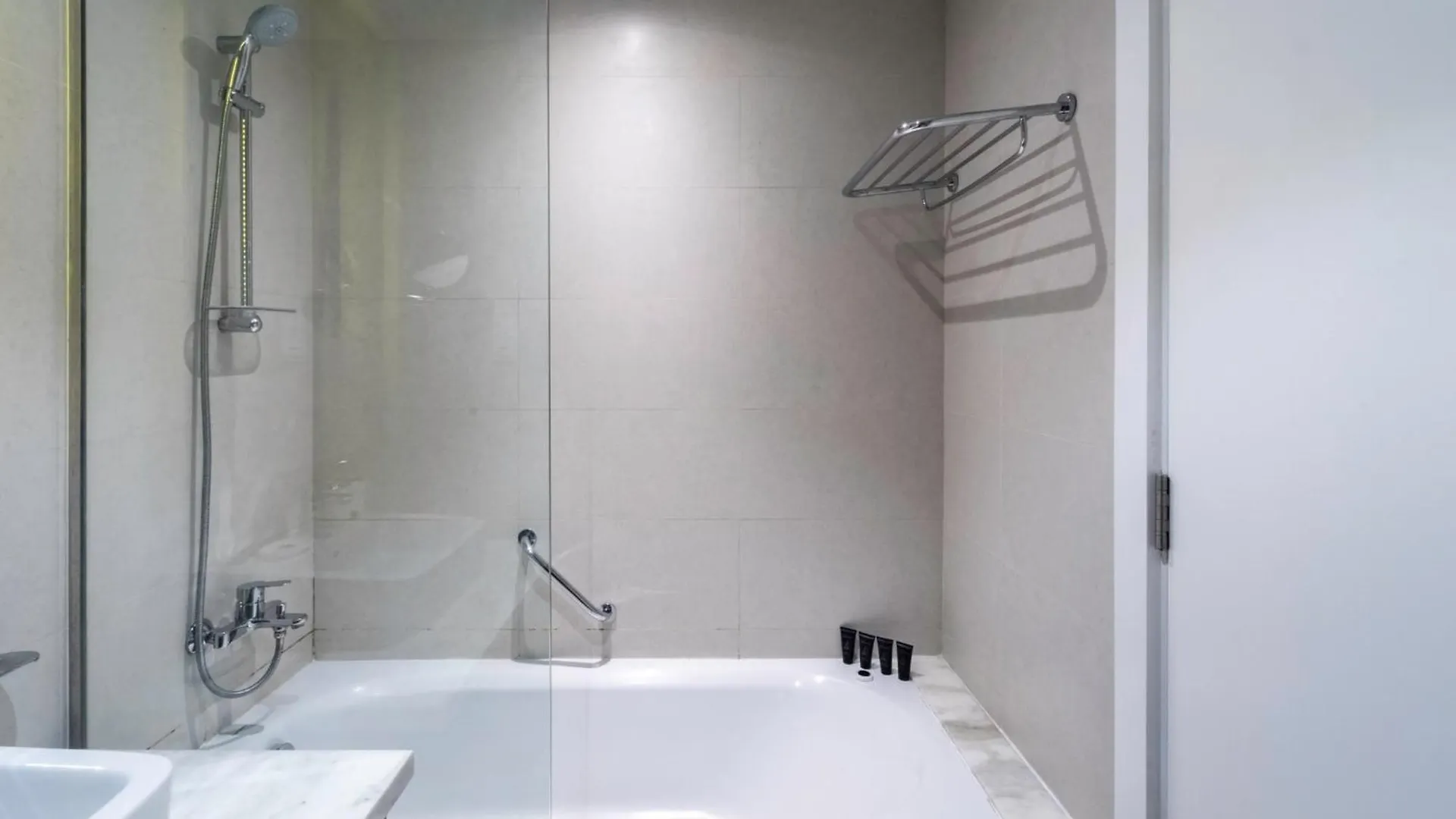 Elegant Escapes - Damac Prive Studio By Canal Dubai Apartment